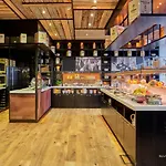 Riverside Hotell