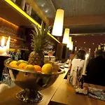Riverside Hotell